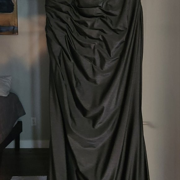 Black gown - Picture 8 of 10